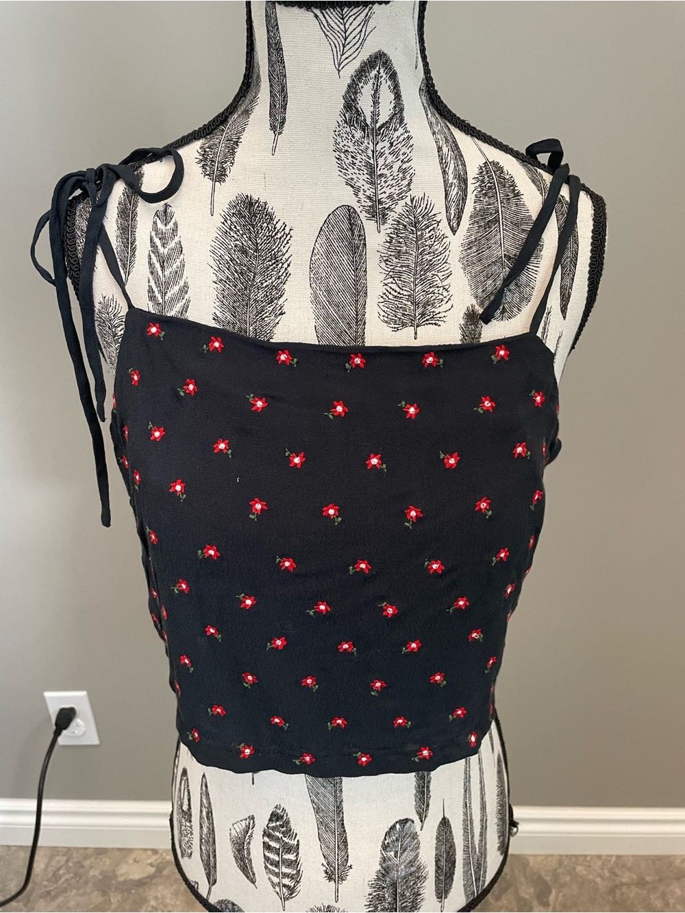JOHN GALT - Black Floral Tie-Shoulder Crop Top